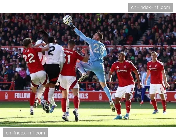 战术镜头:观察富勒姆前场逼抢成功后,三脚内完成射门的进攻模式