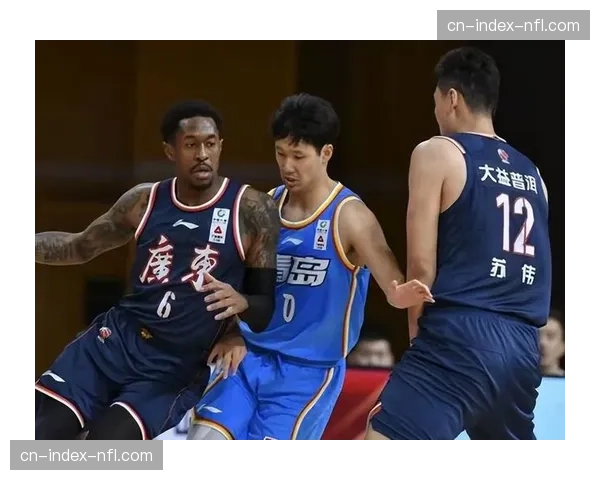 暖心一幕：比赛因球迷突发疾病暂停，双方队医联合施救